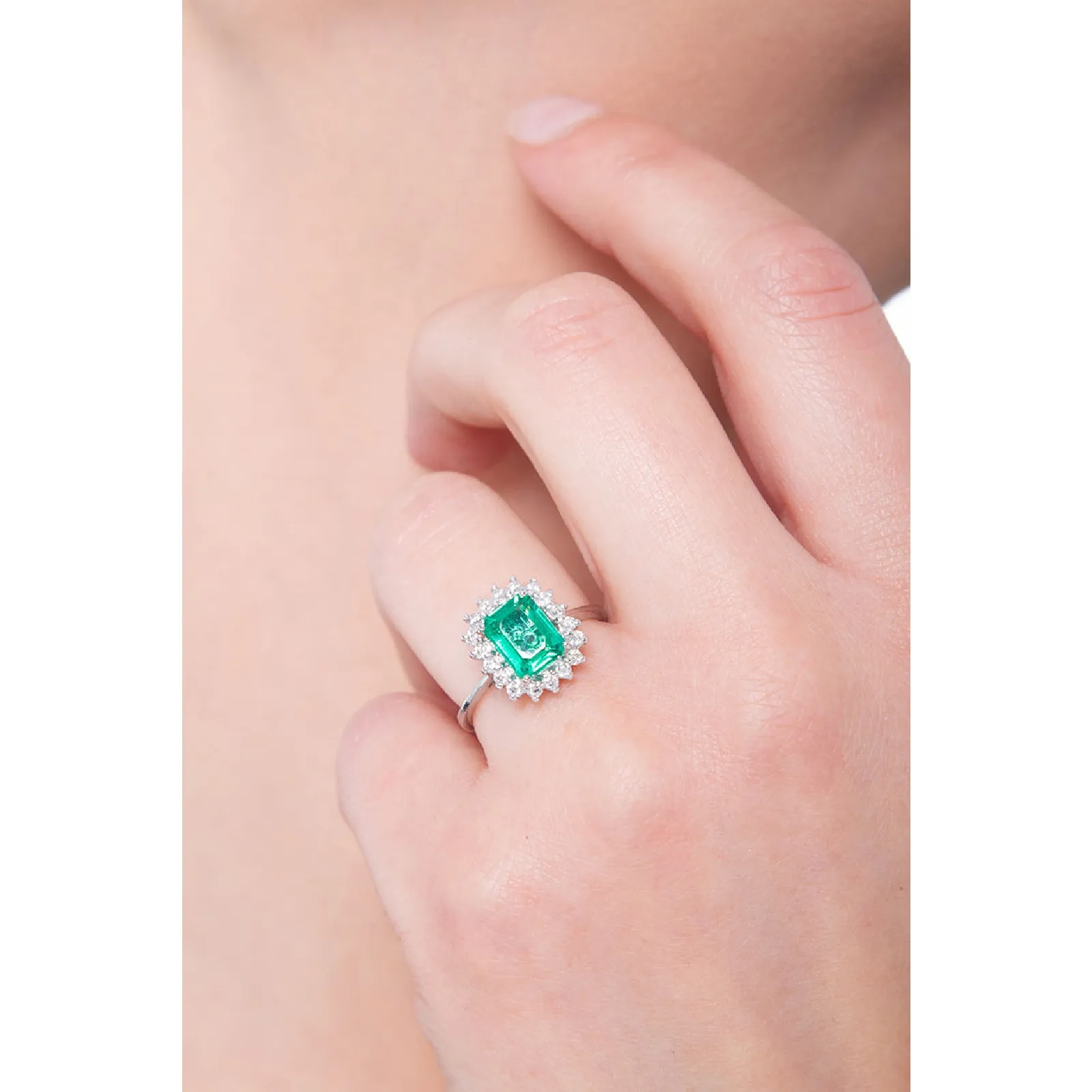 Anello in oro bianco 18k con smeraldo e diamanti a contorno.