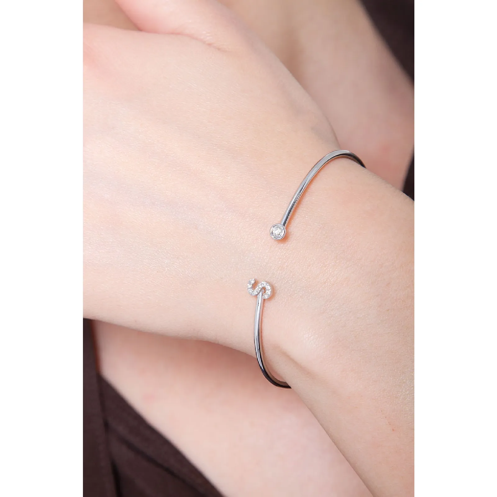 Bracciale rigido in oro bianco 18k con lettera S in diamanti