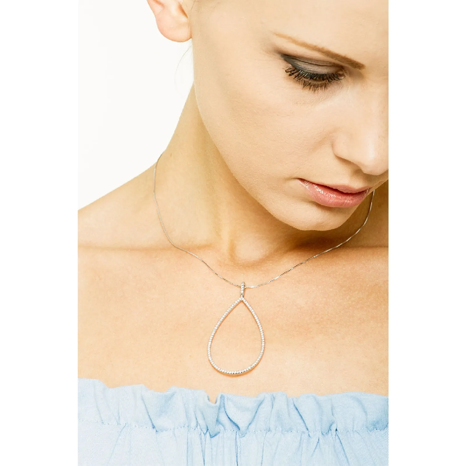 Collana con pendente a goccia in oro bianco 18k e diamanti.