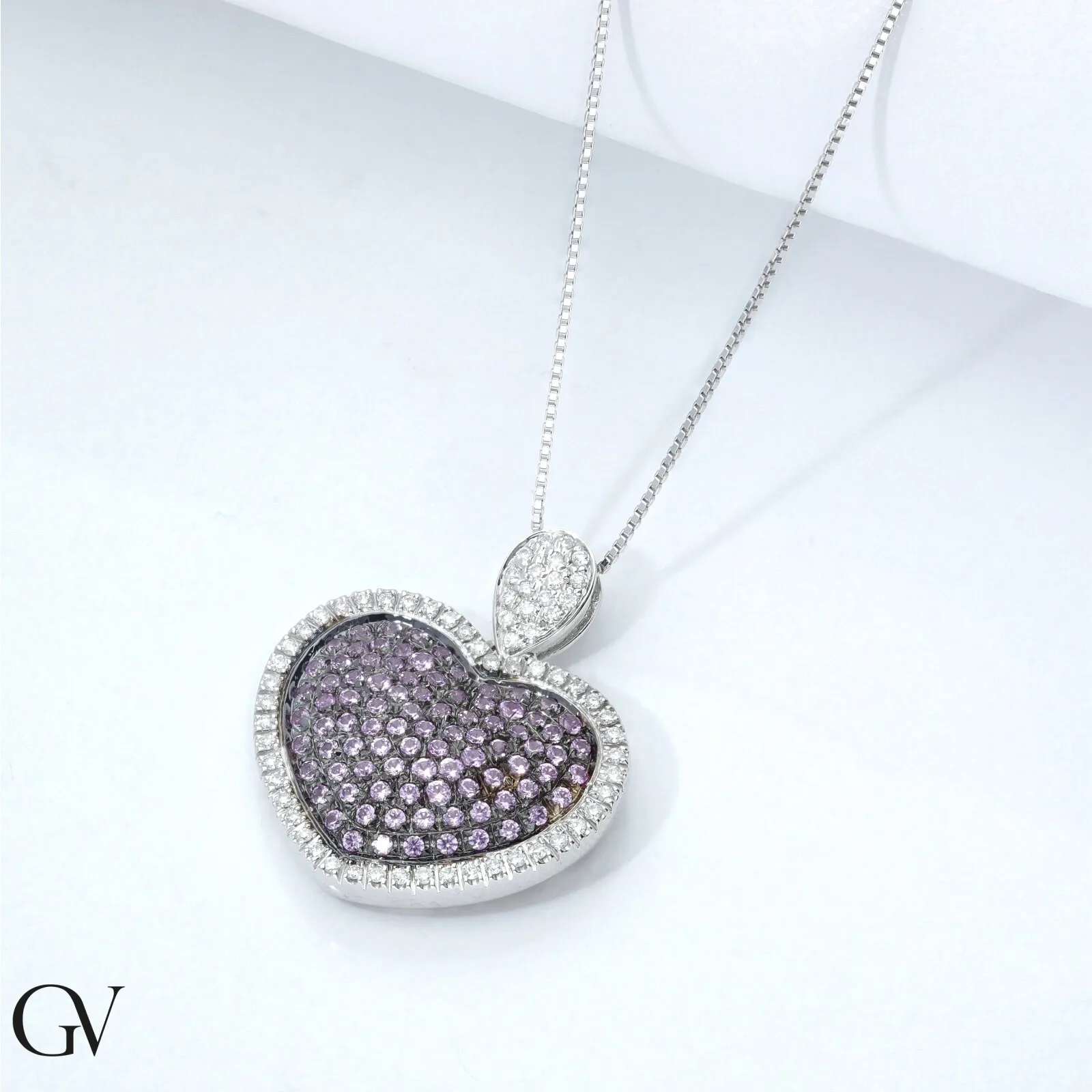 Collana in oro bianco 18k e ciondolo a cuore con pavè brunito in zaffiri rosa e diamanti
