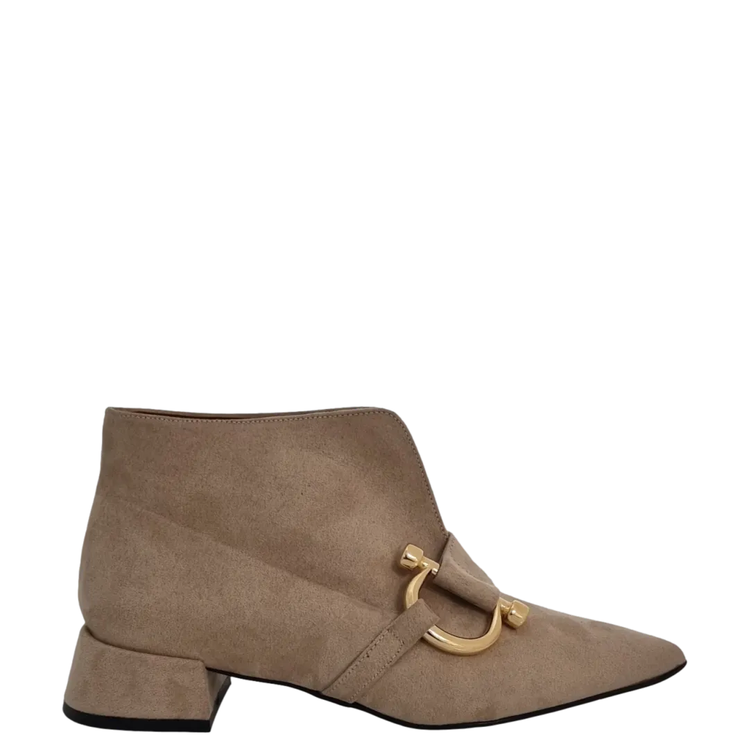 Tronchetti camoscio beige a punta con tacco a isola F/W